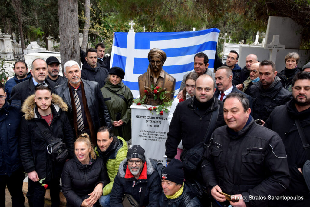 Ο-Κυριάκος-Κόκκινος,-Δικηγόρος-και-Πρόεδρος-της-Κίνησης-Οργανικότητας-ΚΟΣΜΟΠΟΛΙΣ,-με-αντιπροσωπεία-μας,-στα-αποκαλυπτήρια-της-προτομής-του-Νικηταρά-στο-Α-νεκροταφείο-Αθηνών