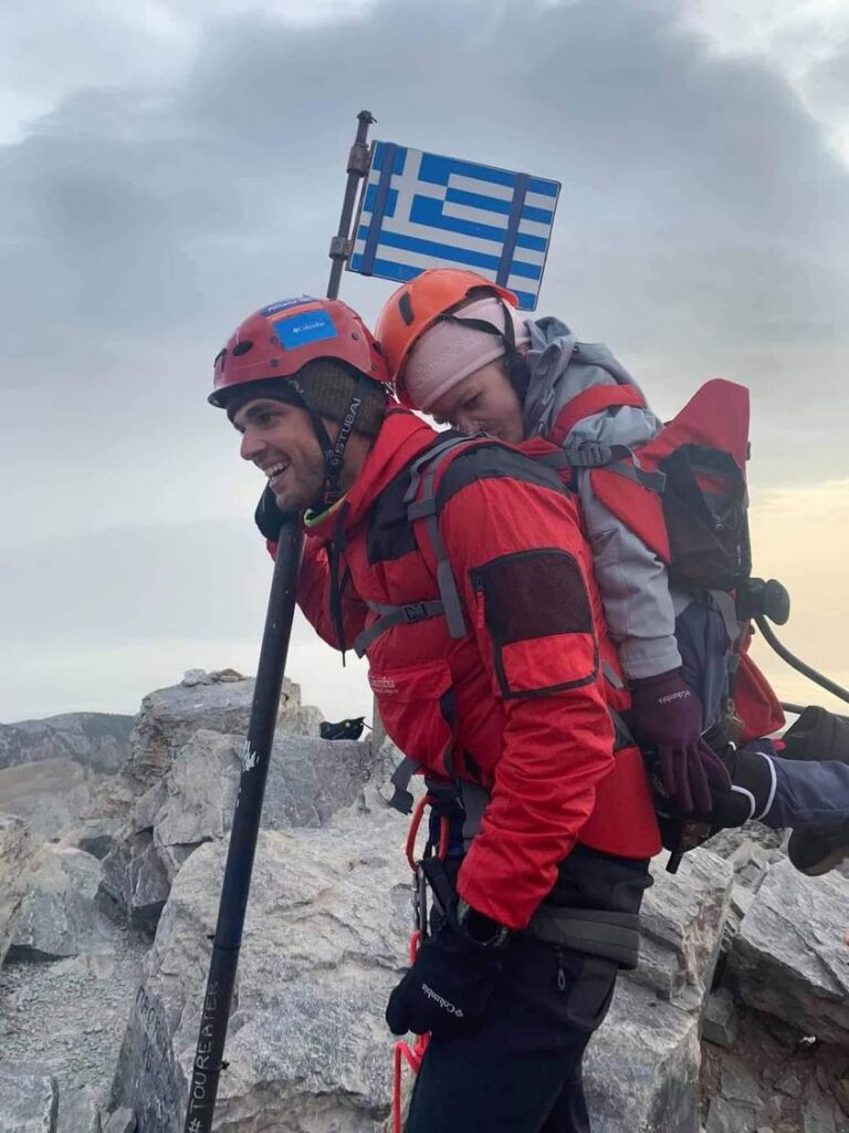 Ο-αθλητής-υπεραποστάσεων-Μάριος-Γιαννάκου-στην-κορυφή-του-Ολύμπου,-κουβαλώντας-στην-πλάτη-του,-την-22χρονη-Ελευθερία,-η-οποία-αντιμετωπίζει-κινητικά-προβλήματα!